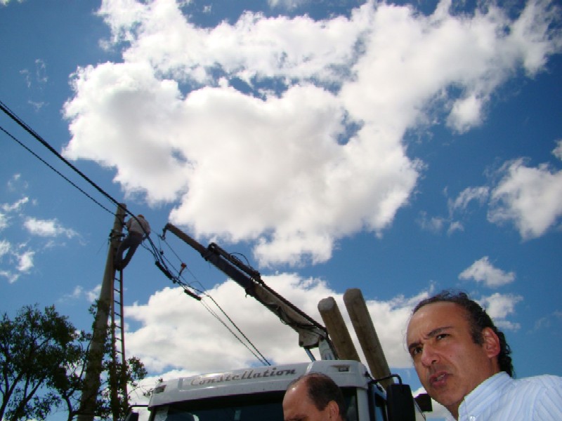 Dr. Bittar consegue reparo em postes e defende municipalização da Gastão Dal Farra